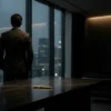 Executivo em escritório minimalista escuro olhando a cidade pela janela, representando o foco e o silêncio tático da liderança de elite.